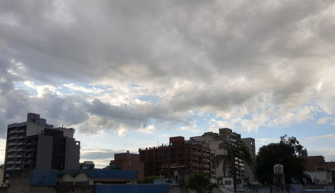 Jueves nublado, con algunas lluvias aisladas, y una máxima de 24 grados para el ÁMBA
