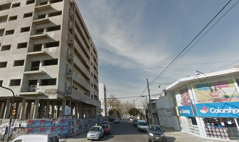 Un joven de 24 años golpeó y arrojó por un balcón a su novia, de 15