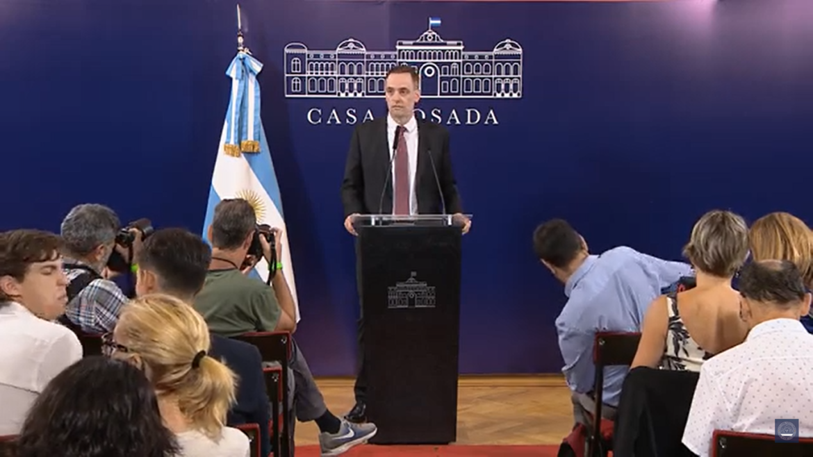 Adorni anunció la revisión de contratos y la «suspensión de la pauta en los medios por un año»