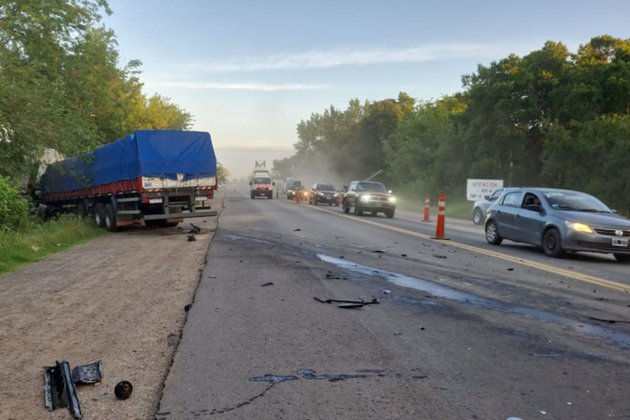 Un muerto y un herido al chocar de frente un camión y un utilitario en la ruta 3, en Cañuelas