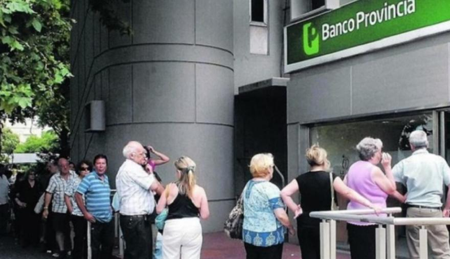 Jubilados y pensionados bonaerenses cobran sus haberes desde el martes próximo