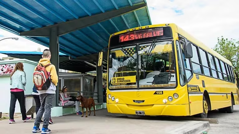 Las tarifas de transporte público aumentarán todos los meses según la inflación