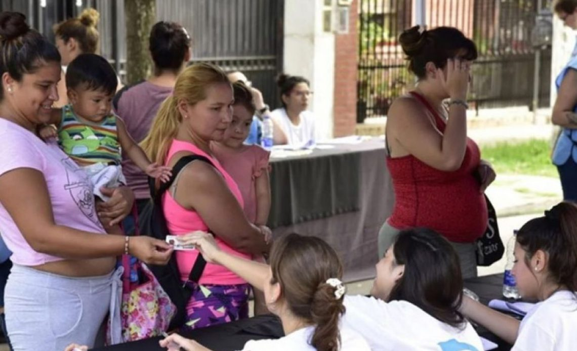 Suspendieron el pago de más de 27.000 planes sociales por irregularidades