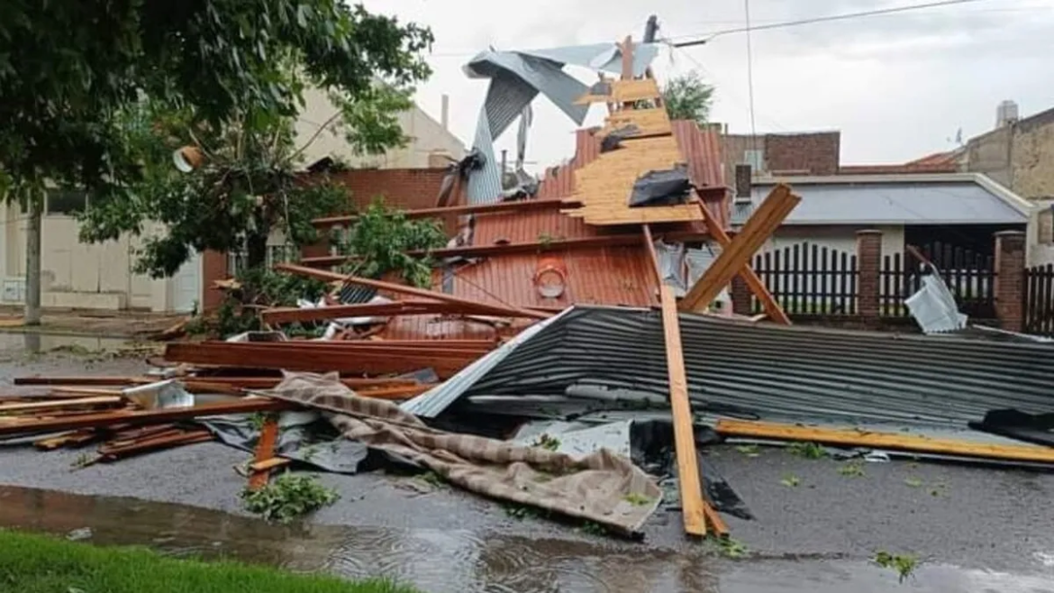Barrios sin luz, árboles caídos y estructuras dañadas tras el temporal que dejó un muerto en Miramar