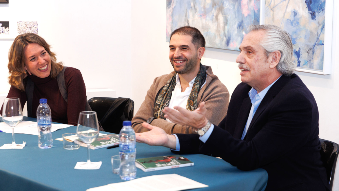 Desde Madrid, Fernández advirtió que es «nocivo para la democracia» el odio hacia la política
