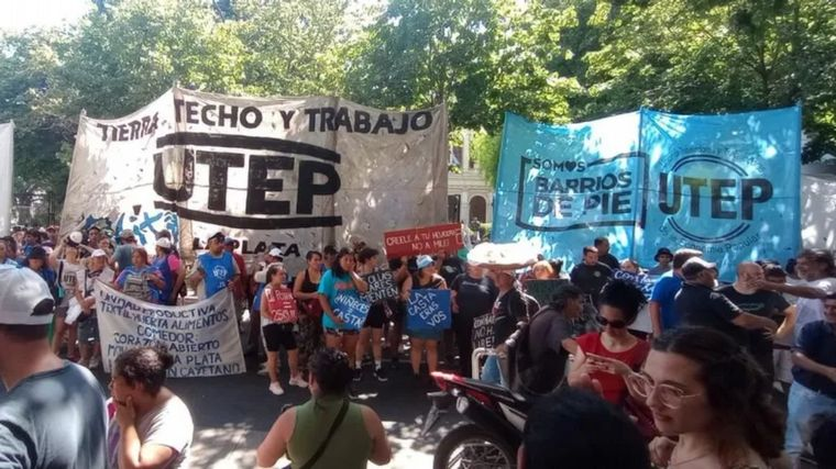 Organizaciones sociales se manifiestan frente al Ministerio de Capital Humano