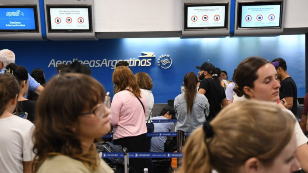 Bullrich ordenó liberar circulación en aeropuertos y dijo que «la Argentina de los aprietes terminó»