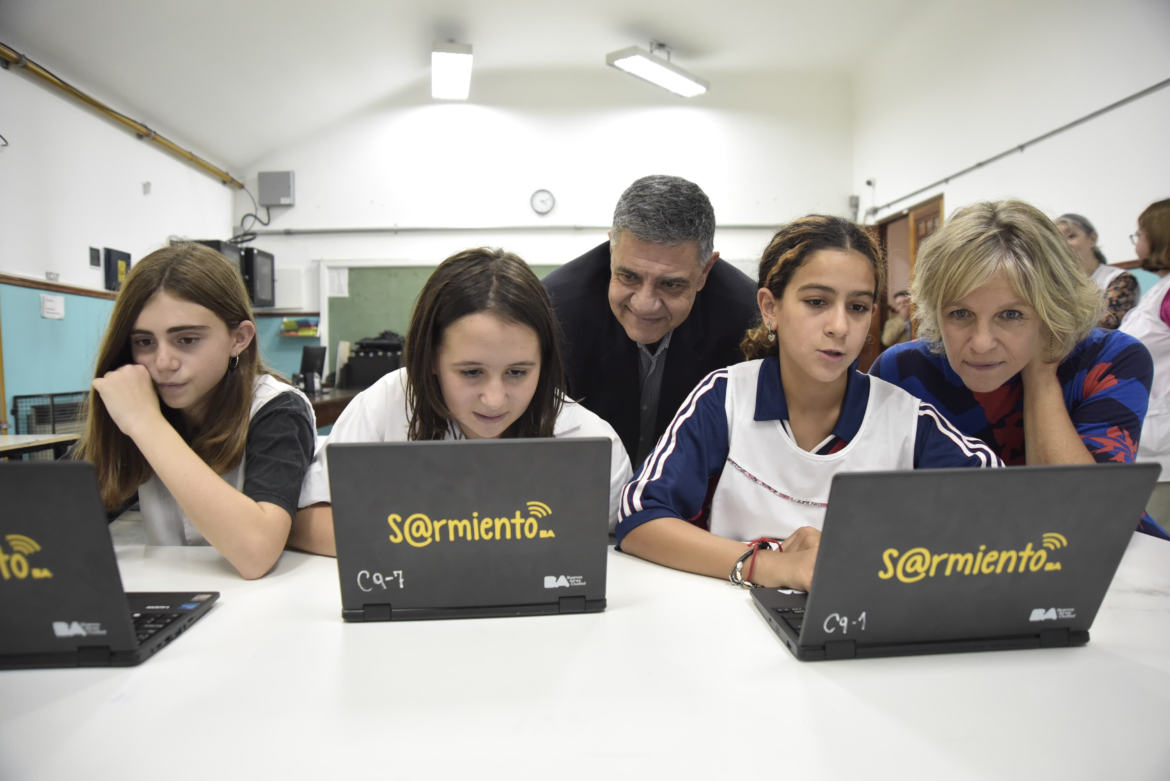 La Ciudad repuso las computadoras que habían sido robadas en la escuela Granaderos de San Martín, en Palermo