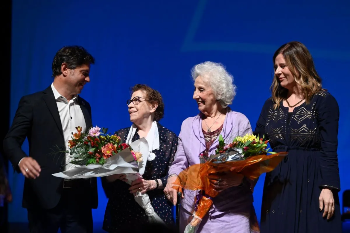 Kicillof participó de un concierto en homenaje a Abuelas de Plaza de Mayo