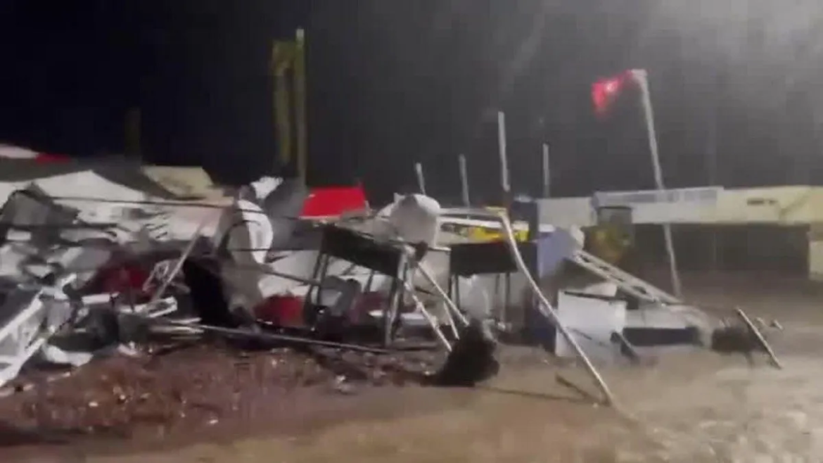 Las ráfagas de viento superiores a los 100 km/h causaron el derrumbe de las estructuras del evento. La tormenta también dejó sin suministro eléctrico a la ciudad.