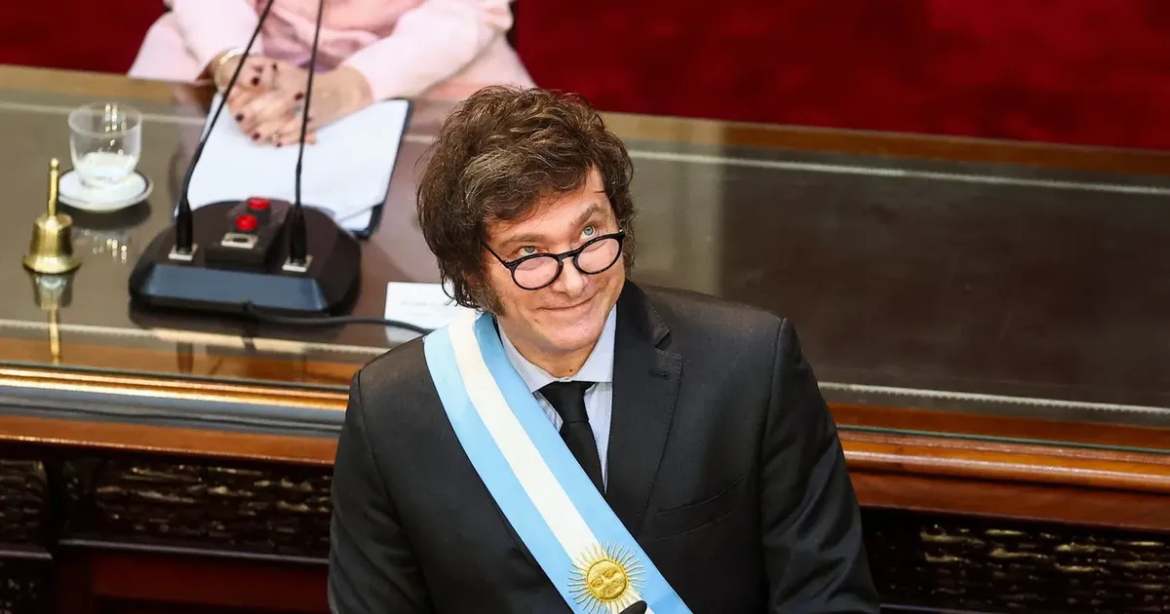¿Seguro no hay plata? Milei se aumentó el sueldo 48% y mintió cuando lo descubrieron