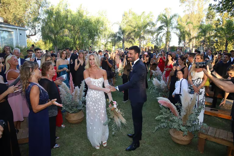 Julieta Puente se casó con Facundo Miguelena, en la localidad de Benavidez con una fiesta para 270 invitados