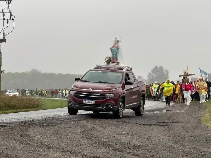 A la peregrinación anual de Pergamino a San Nicolás no la detiene ni la lluvia