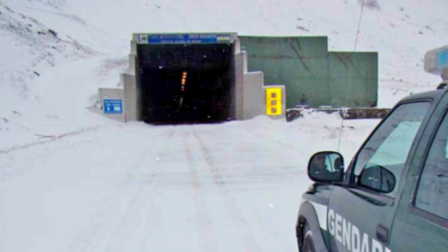 Mendoza: se cerró el paso Cristo Redentor tras las primeras nevadas