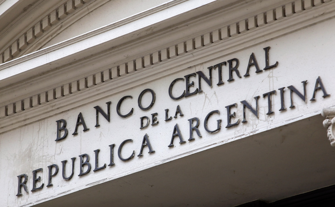 Los bancos decidieron reducir la ganancia de los ahorristas, una vez más, luego de que el Banco Central disminuyera la tasa de política monetaria de un 80% a un 70%.