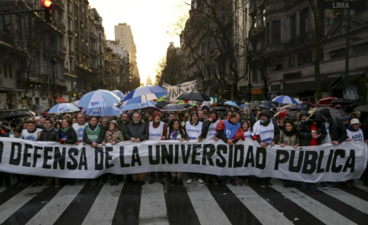 Docentes, estudiantes, la CGT y dirigentes opositores marchan en defensa de la Universidad Pública