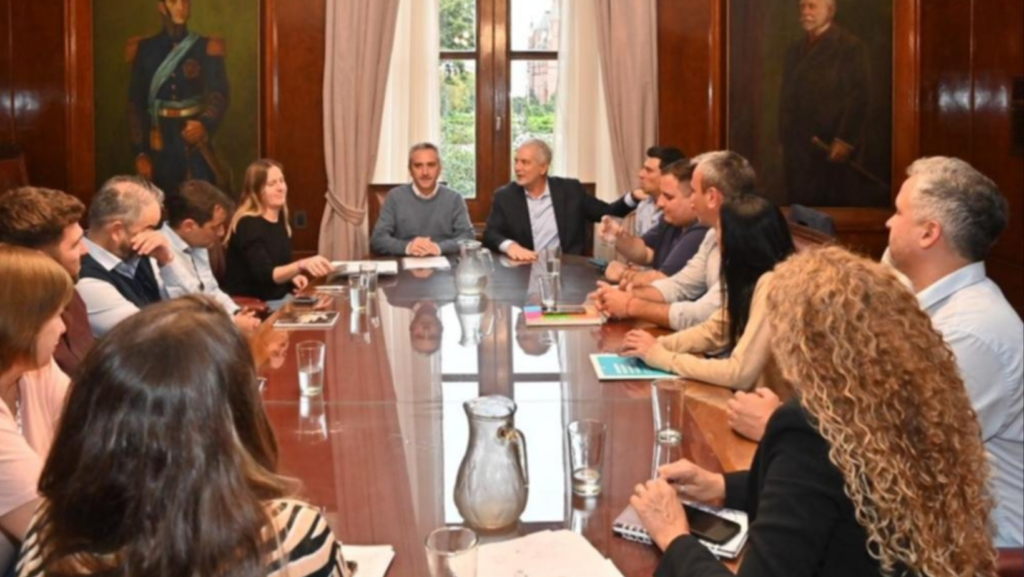 Alak y Larroque trabajan para articular políticas sociales y planificar la reconversión de la venta en la vía pública