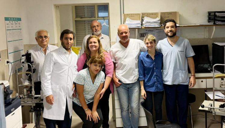 Operación de avanzada en un hospital público de la Ciudad: se realizó el primer trasplante de córnea endotelial del Santa Lucía, referente oftalmológico del país
