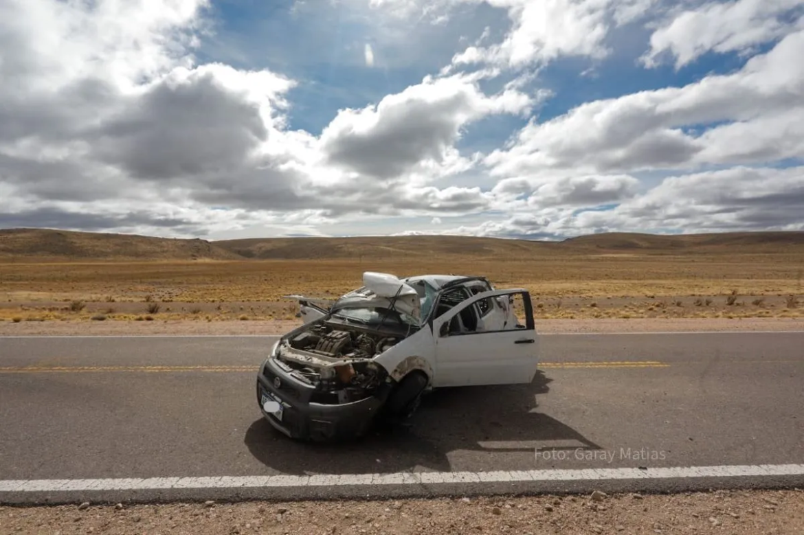 Violento vuelco en la Ruta 23 deja cuatro personas heridas, una en estado crítico internada en Bariloche