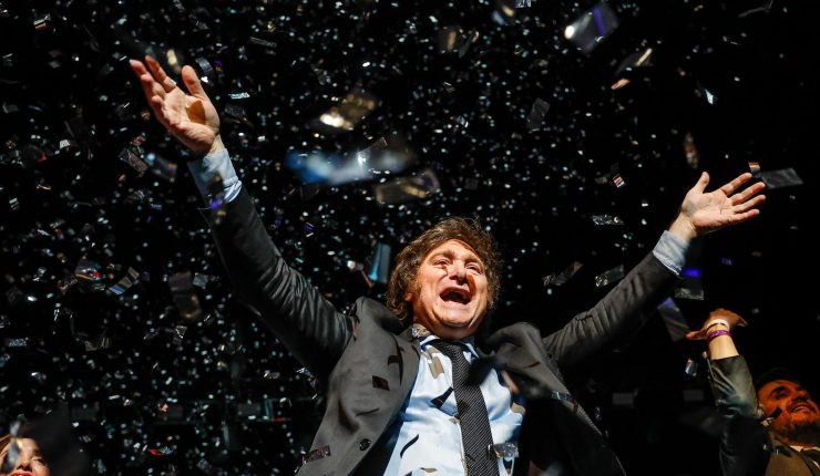 Con una coreografía y escenografía mezclando recital de La Renga y un boxing así será el show de Milei en el Luna Park