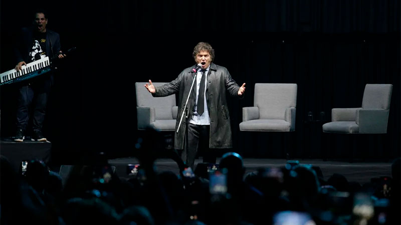 Economía y ‘Panic Show’ así el presidente Milei presentó su libro y cantó en el Luna Park