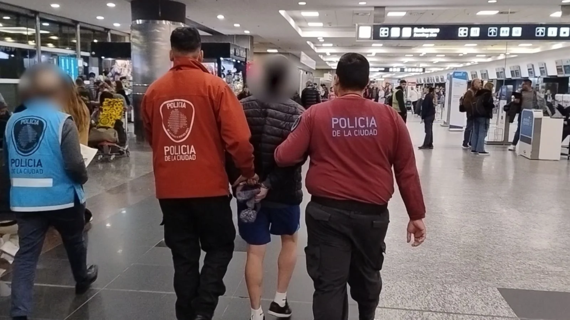 Tras el robo a una casa en Parque Patricios, expulsan del país al delincuente de nacionalidad chilena