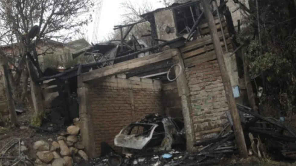 Dos bomberos intentaban contener el fuego en una casa de Bariloche cuando se produjo una explosión