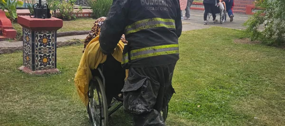 Un incendio se produjo en una residencia geriátrica de Córdoba , 29 evacuados y dos intoxicados con monóxido de carbono