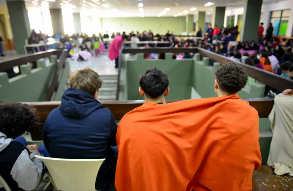 Córdoba: Sin calefacción, alumnos del Domingo Zípoli asisten a clases con frazadas