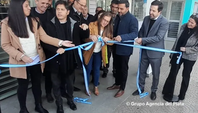 Kicillof inauguró un centro de salud y recorrió viviendas paralizadas por el Gobierno nacional