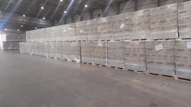 El Gobierno decidió comenzar a repartir ciertos productos a comedores entregar leche, puré de tomate y harina a punto de vencer.