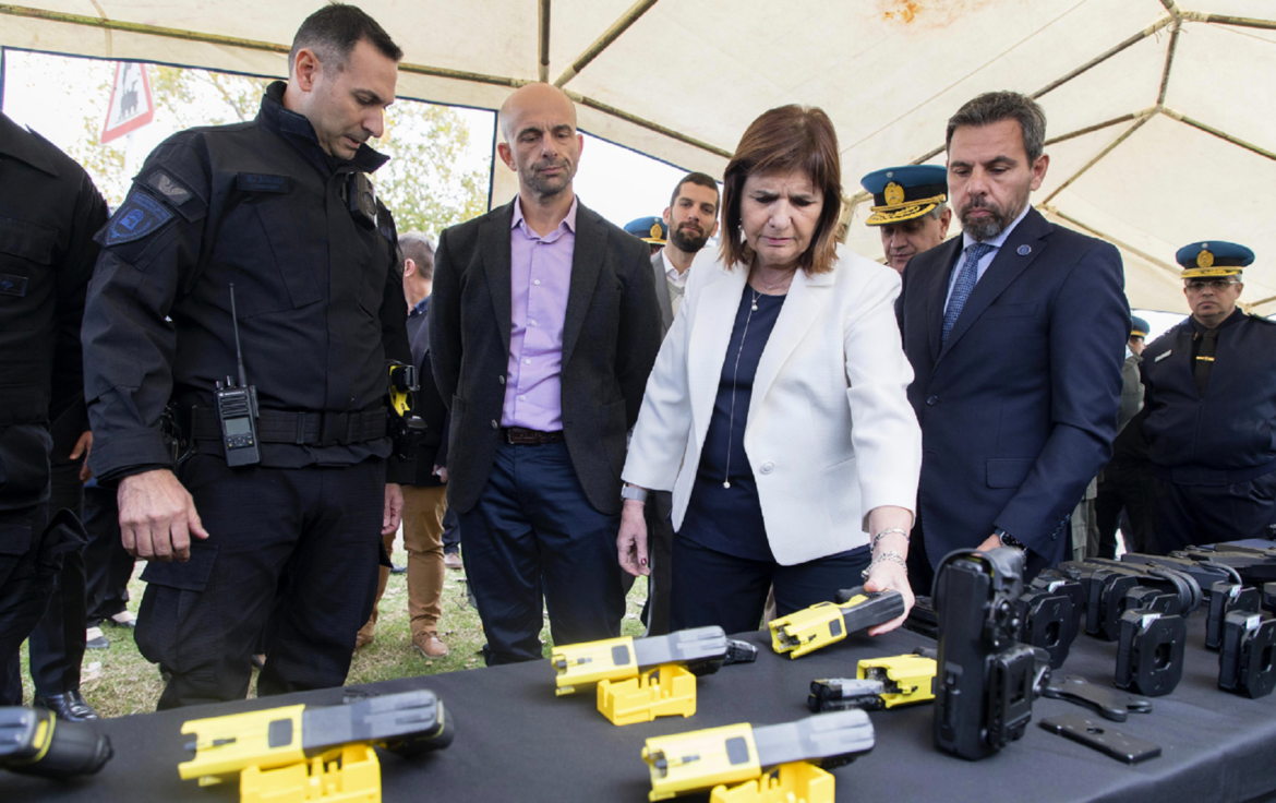 Patricia Bullrich , habilitó el uso de pistolas Taser en trenes y estaciones
