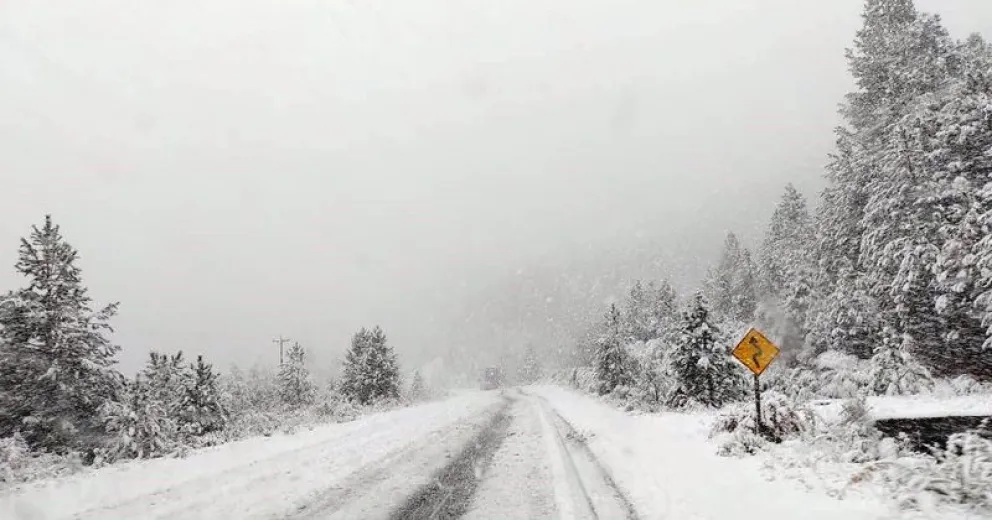 Bariloche: Por acumulación de nieve en las rutas de la región, solicitan circular con extrema precaución