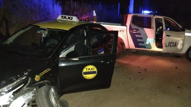 Mar del Plata: un adolescente de 15 años robó un taxi, lo chocó contra un patrullero y fue detenido