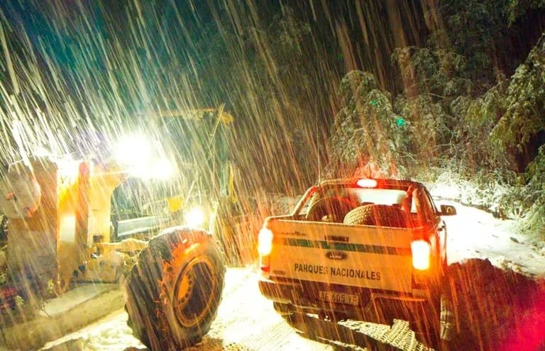 Bariloche:  falleció bebé recién nacido, clases suspendidas, eventos postergados y caminos cerrados hasta tanto la situación se recomponga.
