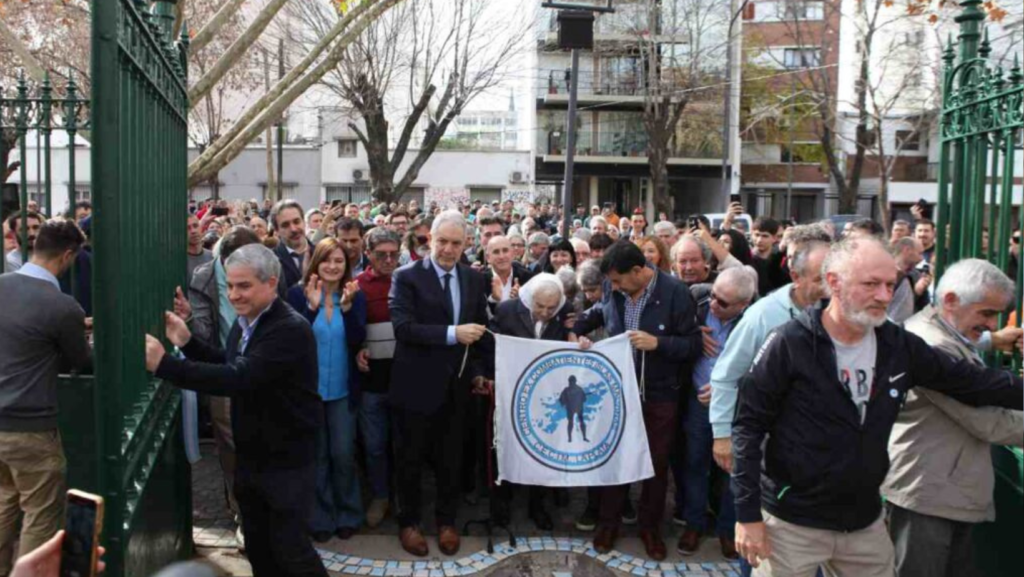 La Plata: Julio Alak formalizó a la Plaza Islas Malvinas como ‘Sitio de la Memoria’.