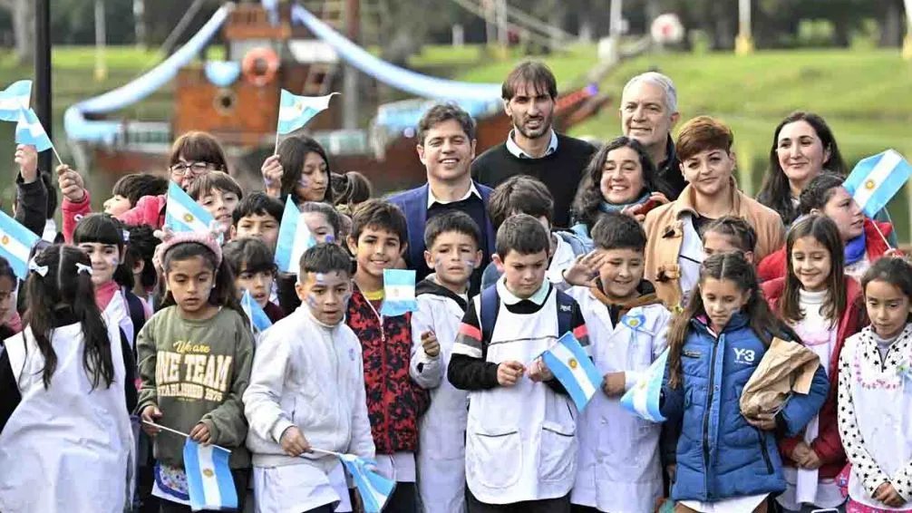 Kicillof encabezó la ceremonia de promesa a la bandera nacional de estudiantes bonaerenses