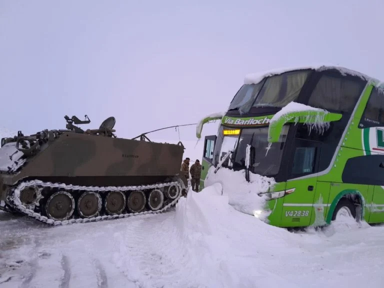 Movilizan el ejercito para rescatar personas atrapadas por la nieve en la ruta