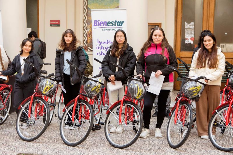 La Universidad Nacional de La Plata entregó bicicletas a sus estudiantes