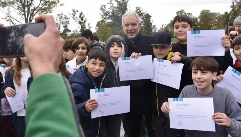  La Plata: Julio Alak participó de la jura ambiental que hicieron más de mil alumnos de escuelas platenses