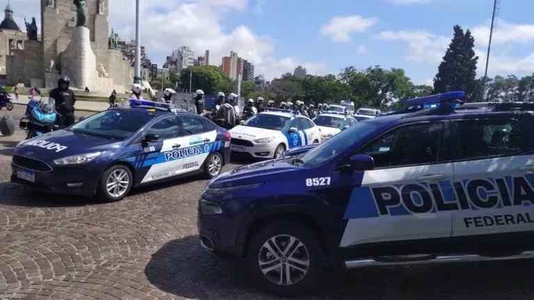 Al menos 27 efectivos de la Policía Federal Argentina (PFA) debieron abandonar de urgencia Rosario luego de intoxicarse con comida en un comedor 