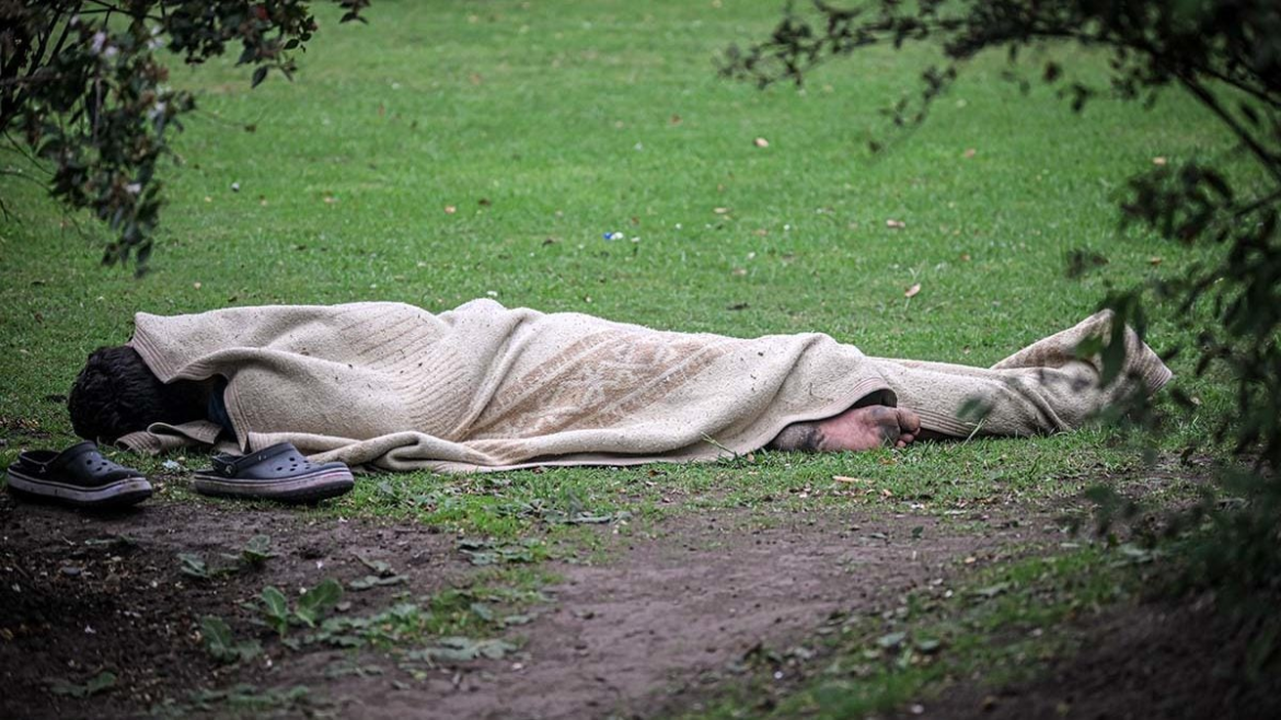 Mar del Plata: En medio del frío polar, murió un hombre en situación de calle en la zona de Plaza Rocha