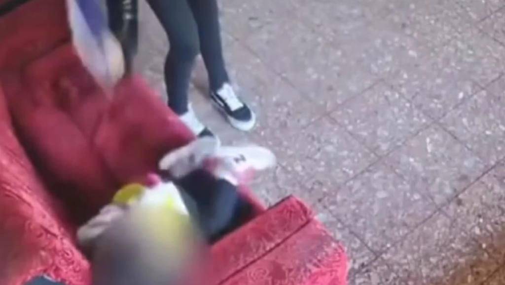 Terror en Quilmes: una mujer golpeó a su hija de 4 años y todo quedó registrado por las cámaras de su casa