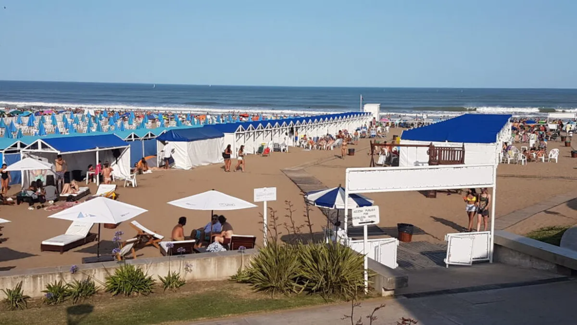 Vacaciones de verano 2025: se conoció cuánto cuesta alquilar una carpa en Mar del Plata