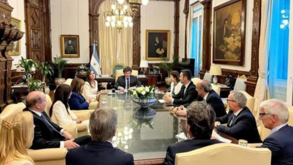 Milei encabezó una nueva reunión de gabinete completo en medio de la crisis cambiaria