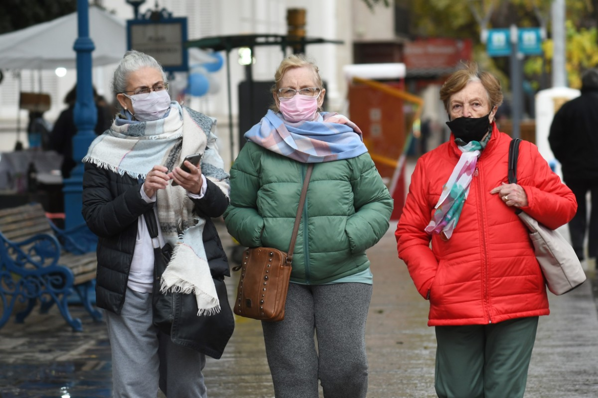 Alerta por el paso de un frío extremo a un calor extraño en Buenos Aires: qué día se congela todo y cuándo salta la térmica