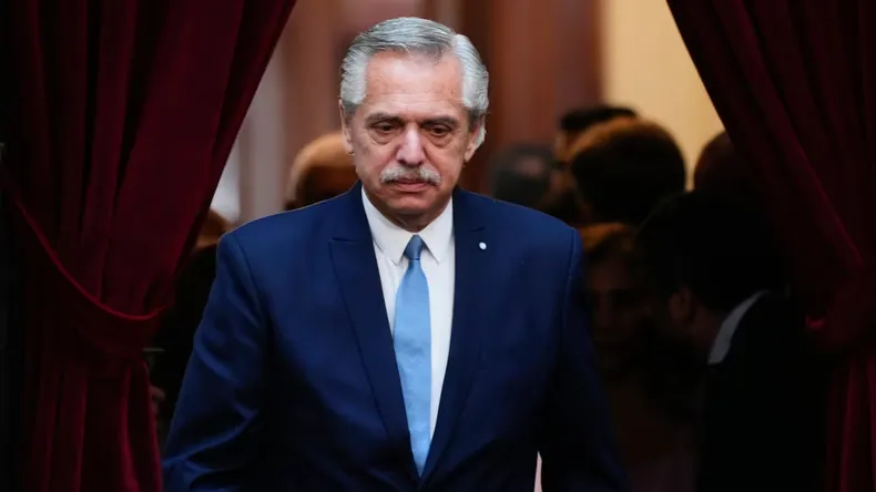 Allanaron el departamento de Alberto Fernández y secuestraron su teléfono