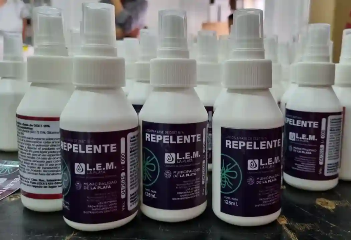 El Municipio de La Plata refuerza la producción de repelente de cara al próximo verano