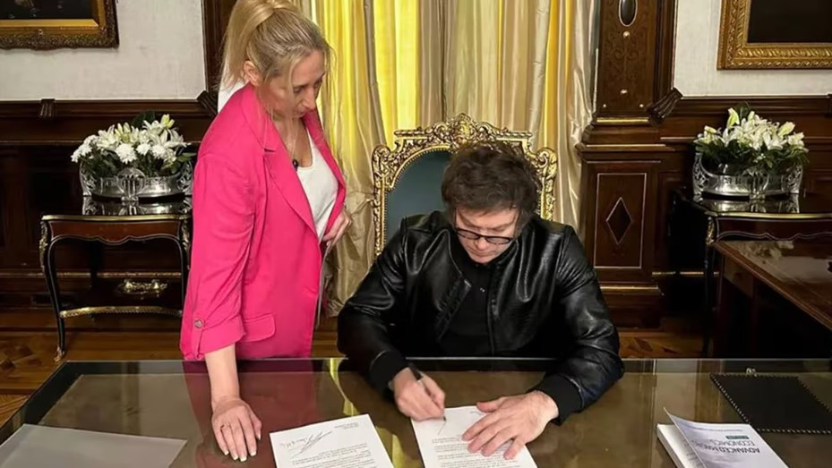 Javier Milei firmó el veto total a la ley de jubilaciones