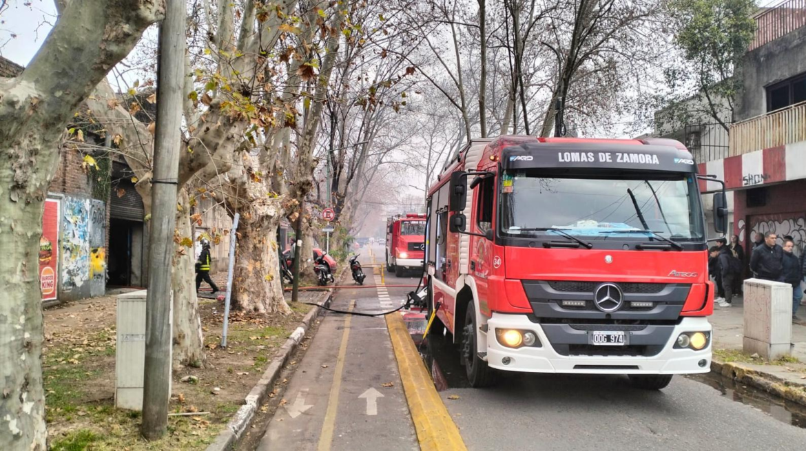 Un incendio provocó importantes daños en un taller mecánico.